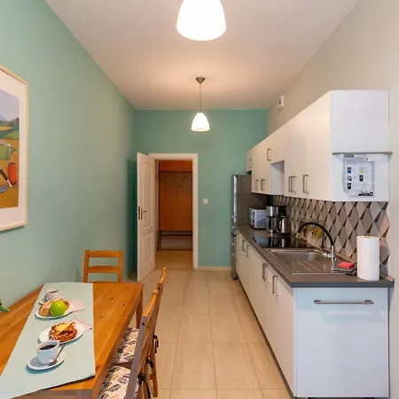 Spacious, & Artistic W/brand New Bathroom! Apartamento