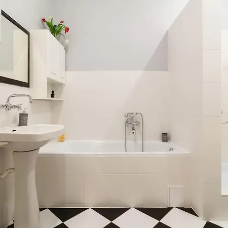 Spacious, & Artistic W/brand New Bathroom! Cracovia