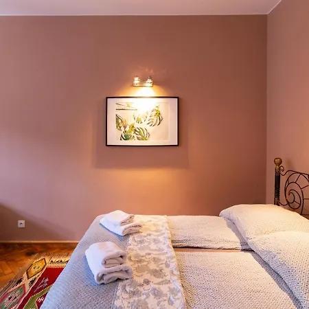 Daire Spacious, & Artistic W/brand New Bathroom!
