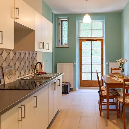 Spacious, & Artistic W/brand New Bathroom! Krakow