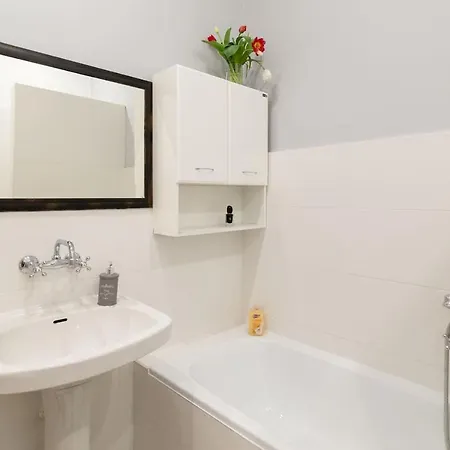 Spacious, & Artistic W/brand New Bathroom! Διαμέρισμα Krasków